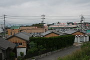 駅付近の景色（左側緑色屋根が星川駅舎、その隣が三洋堂書店、奥がユーストア（現・MEGAドンキホーテUNY）星川店）