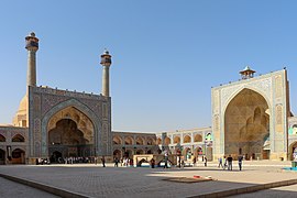 Vista de dos de los cuatro iwanes de la Gran Mezquita de Isfahán