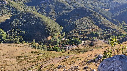 Llamazares desde la entrada de la cueva.