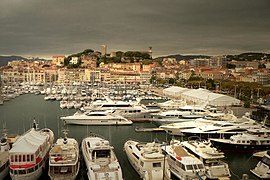 Vue partielle du Vieux-Port depuis le palais des festivals