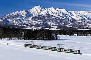 妙高山をバックに走行するET127系 （2022年2月 関山駅 - 二本木駅間）