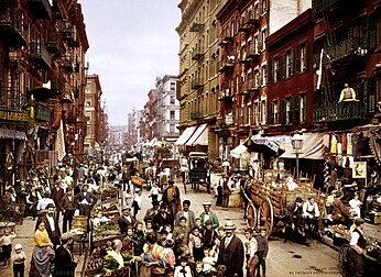 Mulberry Street au début du XXe siècle. Mulberry Street est une des artères historiques du quartier de Little Italy à Manhattan (New York). Chaque année, au mois de septembre, s'y déroule la fête de San Gennaro. (définition réelle 4 222 × 3 073)