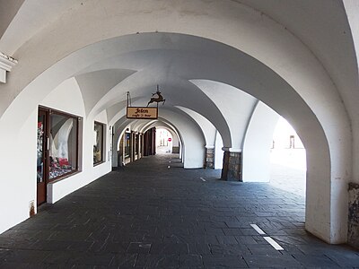 Place Masaryk : galerie sous arcades.