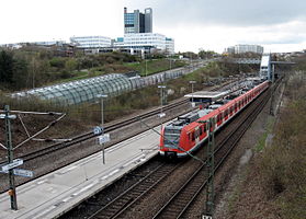 Ansicht von Südosten, Haltestelle neben dem Gewerbepark STEP und dem Österfeldtunnel der Nord-Süd-Straße. Im Hintergrund das Naturwissenschaftliche Zentrum II der Universität Stuttgart.