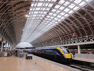 La stazione di Londra Paddington (1854), una meraviglia dell'architettura ferroviaria vittoriana.