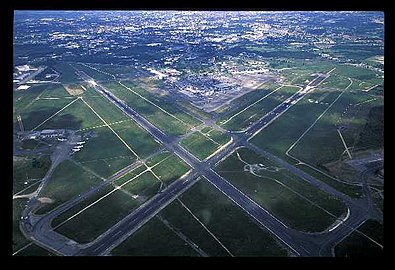 Vue aérienne des pistes en 2005.