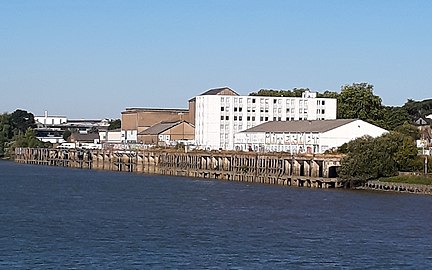 Quai Saint-Louis, hangar 13 en bord à quai.