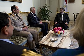 الرئيس محمد مرسي في اجتماع مع وزير الدفاع المصري عبد الفتاح السيسي ووزير الدفاع الأمريكي تشاك هيغل، القاهرة، 24 أبريل 2013