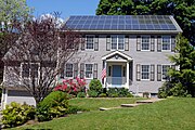 48枚（ 3 x 16 ＝48）のソーラーパネルを住宅の屋根の上に設置した例。この面積だと、晴れている日は一家で1日で消費する量以上 発電する。売電（電気を売ってお金を得ること）もできる。