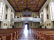 Vue intérieure de la nef vers la tribune d'orgue.