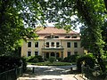 Gutsanlage mit Herrenhaus, Wirtschaftshaus (ehemaliges Badehaus) im Park, Aussichtsturm und Park