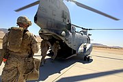 CH-46に乗り込む海兵隊員