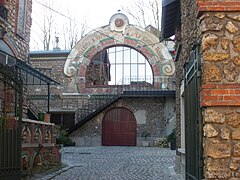 Le porche de la distillerie de la Croix-Rouge.