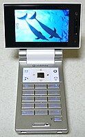 2006年發表的第一代AQUOS攜帶 Vodafone 905SH（日語：905SH）