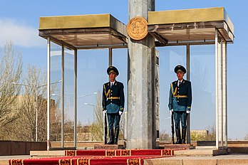 Deux membres de la Garde nationale du Kirghizistan, au garde-à-vous sur la place Ala-Too, à Bichkek. (définition réelle 4 425 × 2 950)