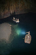 Navigation sur un lac de la grotte du Blautopf, Jura souabe, Allemagne.