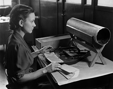 Demonstration of a Hollerith keypunch, author unknown (restored by Yann and Mmxx)