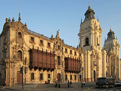 Vista del palacio junto a la Catedral de Lima