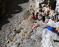 Pompage des siphons de la grotte des Chamois : l'eau sort au bout du tuyau.