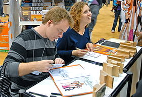 Delaf et Dubuc dédicaçant l'album Duel de belles, t. 4 de la série Les Nombrils, au Salon international du livre de Québec de 2010.