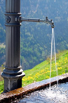 Fontaine d’eau de source, dans un petit village alpin suisse. (définition réelle 1 888 × 2 841*)