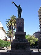 Bahía Blanca (Argentina). Se encuentra en la plaza Payró, frente al Teatro Municipal, fue inaugurado el 12 de abril de 1928. Realizada por el artista italiano Giuseppe Vasco Vian, tiene una altura de 5 metros y se ubica sobre un pedestal de granito de 3 metros. El artista lo representó con su simbólica camisa y con el cuello recubierto con un pañuelo. Posee un sombrero brasileño en su mano diestra, mientras apoya su otra mano en una espada. La obra se completa con un león que descansa en una de las gradas del pedestal.