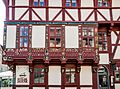 Ein Teil der mit Schnitzereien verzierten Fassade