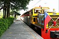 在高雄糖廠牽引觀光列車的德馬B型機車，停靠在台糖高雄花卉農園中心。