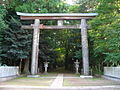 鳥居から小御門神社の森をのぞむ