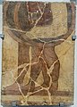 Motifs de guerrier peints en surface d'une plaque grés issue d'un vestige d'habitat de la cité de « Cisra »[56].