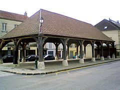 La halle de 1740, l'une des dernières halles subsistant dans le nord de l'Île-de-France. Restaurée en 2008, elle n'est cependant plus utilisée pour le marché hebdomadaire du vendredi matin, qui se tient dans la rue Bonnet à côté.