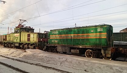 Промышленный электровоз НПМ2М с прицепным дизель-генераторным вагоном-электростанцией ЭУ500