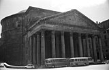 Il Pantheon nel 1969, con diversi autobus che allora fermavano proprio alla sua entrata.