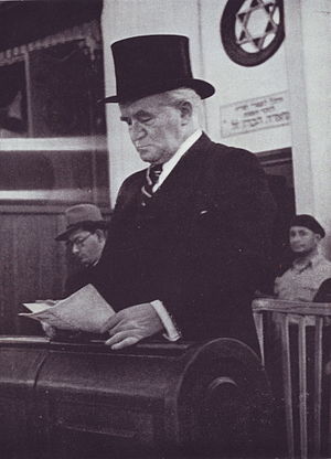 ראש ממשלת ישראל דוד בן-גוריון חבוש מגבעת צילינדר בתפילת הלל בבית הכנסת ישורון, בראשית שנות ה-50.
