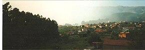 Vista panorâmica de São João da Serra. Ao fundo vê-se o fumo proveniente de um incêndio que afectou a região adjacente.