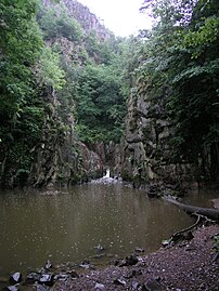 Skryjská jezírka mit Wasserfall