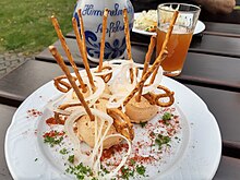 Spundekäs, eine Frischkäsezubereitung, serviert mit Apfelsaft aus dem eigenen Obstgarten im Restaurant Himmelreich in Wiesbaden-Dotzheim