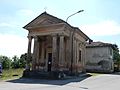 Tempietto all'ingresso del paese