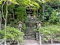 石段上の祠2社の左が東照宮、右が水神社。