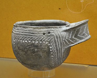 Vaso con decoración impresa cardial. Cova de l'Or. Museo de prehistoria de Valencia.