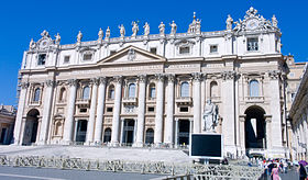 Façade de la basilique Saint-Pierre de Rome par Carlo Maderno.