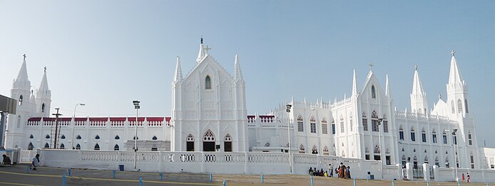 Basílica de Vailankanni - Uma vista lateral panorâmica - Igreja e extensão da igreja vista em um trecho