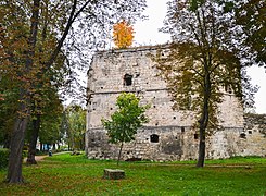 Sous les murs du château.