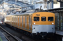 天王町駅を通過するモヤ700形。モヤ703-704ユニットのパンタグラフが交換されている。（2019年12月）