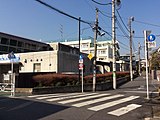 南側道路の南東角から体育館と校舎を見る（2015年1月撮影）