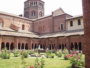 Claustro, con la parte septentrional original