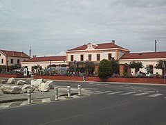 Place de la Gare, avant les travaux de réaménagement. Jusqu'en octobre 2018 (date de la fin de circulation), le parvis de la gare consacre une large place à la voiture.