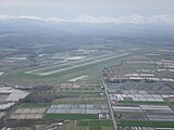 上空からの旭川空港。背後にそびえる山は十勝岳連峰