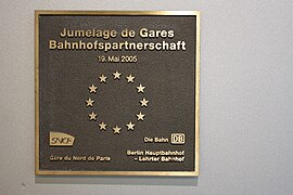 Plaque du jumelage avec la gare de Séoul dans le hall 2 de Paris-Gare-de-Lyon.