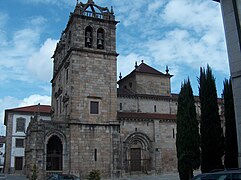 Fachada norte con una portada románica.